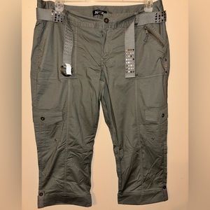 Green Cargo Capri Pants w Belt